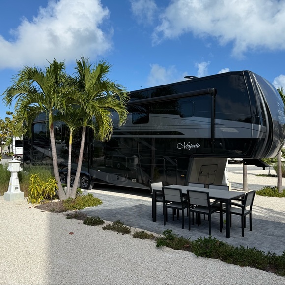 Meet your Posher, Erica - Picture 2 of 5